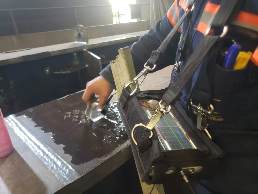 Realizando pruebas con ultrasonido industrial